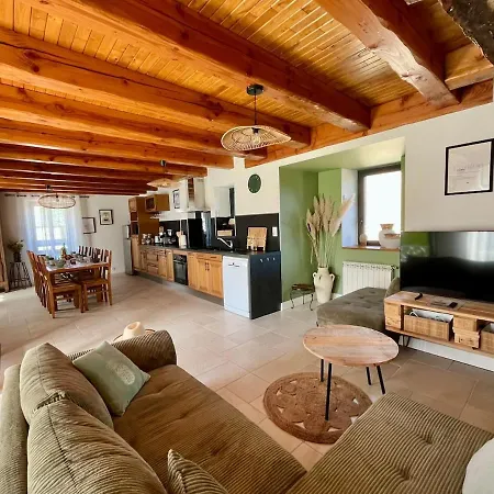 Дом отдыха Grand En Aveyron, 10 Couchages 3 Etoiles Linge En Option